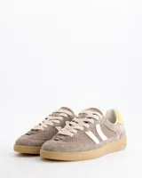 Championes Coolway modelo Baresi Urban Terra, inspirados en el fútbol indoor. Confeccionados en serraje y nylon efecto malla en tonos marrones, con bandas laterales blancas, detalle amarillo en el talón y suela de goma con amortiguación en gel.