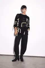 Sweater negro holgado con diferentes puntos y bordados a mano con hilo de lurex.