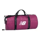 Bolso deportivo New Balance color fucsia con logo blanco estampado y correas negras con la marca en blanco.