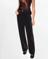 Jeans Tokio de corte recto, confeccionados en tejido con textura acanalada de color marrón oscuro, con bolsillos laterales y traseros clásicos.