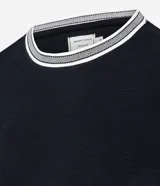 Remera regular de manga corta y cuello redondo color negro, con diseño texturizado y detalles de rayas contrastantes en cuello y puños.