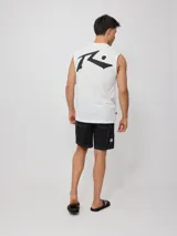 Musculosa de algodón color blanco, con corte holgado, cuello redondo y logo de la marca estampado en el pecho.