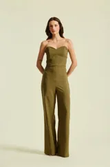 Top verde militar sin mangas con escote corazón y estructura tipo corsé.