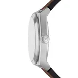Reloj Fossil modelo Everett con caja plateada de acero inoxidable de 42mm y correa de cuero marrón de 18mm. Esfera color champán con textura, agujas plateadas y fechador a las 6. Resistente al agua hasta 50 metros.