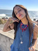 Collar corto con cuentas de cristal checo color rojo, azul y celeste, con cadena de acero quirúrgico y ganchito para regular el largo.