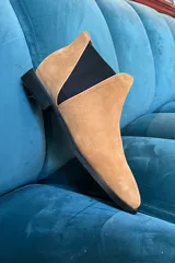 Bota de caña corta color camel, con elástico lateral negro y suela plana.