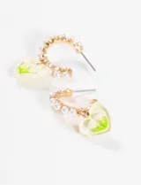 Aros tipo argolla dorados con perlas y dije colgante de corazón con diseño de tulipán.