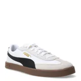 Championes Puma modelo Club II Era, de diseño retro con capellada en combinación de cuero y gamuza. Presentan el logo de la marca en dorado en el lateral, la icónica franja lateral en contraste blanco y una suela de goma color caramelo con textura.