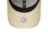 Gorra de béisbol color crema con logo de los New York Yankees bordado en dorado.