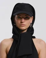 Gorra con visera curva y sistema de ajuste trasero. Incluye pañuelo integrado de seda con estampado abstracto en tonos grises y blancos.