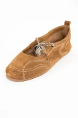 Chatita de gamuza color camel con costuras decorativas en hilo blanco y cordones ajustables en la parte superior. Presenta suela de goma dentada y tirador en el talón.