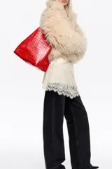 Bolso shopper grande Bimba Y Lola de piel vacuna roja con grabado efecto cocodrilo, doble asa de hombro y logo metálico frontal.