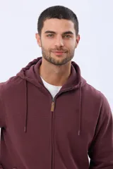 Canguro con cierre frontal y capucha, color vino tinto (bordó), confeccionado en tejido de felpa.