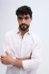 Camisa de manga larga fit semi slim color celeste, con cierre frontal de botones y cuello camisero clásico.