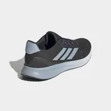 Championes de running Adidas Runfalcon 5, color negro con detalles en gris claro. Presentan una parte superior de malla transpirable, las tres franjas características de Adidas en gris claro, mediasuela Cloudfoam en gris claro y suela Adiwear blanca.