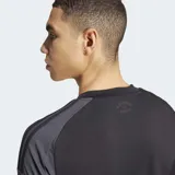 Camiseta de fútbol Adidas para hombre, modelo visitante del Inter Miami CF temporada 25/26. Diseño dividido verticalmente en dos tonos de negro/carbón, con detalles en rosa (logo Adidas, escudo del club y patrocinador principal con forma de ancla/corona).