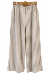 Pantalón ancho beige a rayas verticales, con elástico en la cintura, bolsillos laterales y cinto trenzado con hebilla de carey.