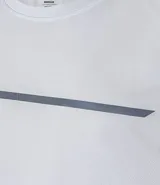 Musculosa deportiva de corte regular, color blanco, con cuello redondo y una tira reflectante horizontal centrada en el pecho.