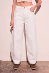 Jean baggy tiro alto color blanco con costuras en contraste color tostado, de diseño abovedado en las piernas.
