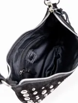 Cartera tipo bandolera de gamuza negra en forma de media luna, completamente decorada con tachas metálicas plateadas de distintos tamaños. Cuenta con un asa ajustable para llevar al hombro o en la mano y cierre superior con cremallera.