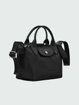 Bolso crossbody modelo Le Pliage Xtra XS de Longchamp, confeccionado en cuero negro. Presenta un diseño compacto con doble asa superior y correa ajustable y extraíble para llevar al hombro o cruzado. Incluye cierre de solapa con botón a presión y cierre principal con cremallera.