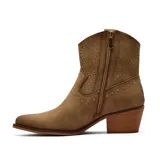Bota texana de caña corta color tostado, con detalle de perforaciones láser en la parte superior y apliques de tachas metálicas doradas. Cuenta con taco cuadrado de madera y puntera redondeada.
