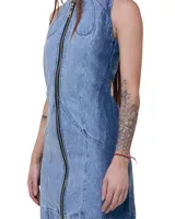 Vestido corto de denim celeste con cierre metálico frontal de doble cursor. Diseño sin mangas, con corte ajustado en el torso y falda evasé.