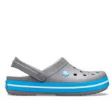 Zueco Crocs Crocband color gris con suela celeste y detalles de rayas blancas.