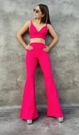 Pantalón Oxford de tiro alto, color rojo, con corte ajustado en la parte superior y acampanado en la parte inferior.