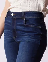 Jean bootcut de tiro alto, marca Baccini. Modelo de pierna recta y terminación bootcut. Pretina con pasadores, botón y cierre. Delantera y trasera con bolsillos.