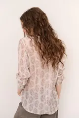 Camisa estampada de manga larga, con cuello mao y cierre frontal de botones.