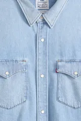 Camisa de jean estilo western con diseño de parches tipo sashiko en las mangas. Presenta cuello clásico, cierre frontal con botones a presión, dos bolsillos en el pecho con solapa y puños abotonados.