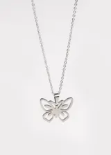 Cadena plateada de acero quirúrgico hipoalergénico con dije de mariposa calada.