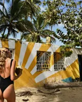 Traje de baño enterizo negro de lycra, corte vedetina y cierre frontal con cremallera blanca.