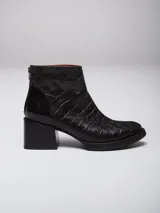 Botineta de cuero negro con textura de reptil, taco cuadrado y cierre trasero.