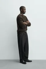 Jersey de punto regular fit, confeccionado en una mezcla de lana y fibra de alpaca. Presenta cuello redondo, manga larga y acabados en rib en puños y bajo.