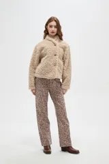 Tapado de textura tipo corderito en color marrón, con cuello solapa y cierre frontal de botones.