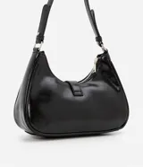 Bolso baguette Satinato de PU color negro, decorado con múltiples ojales metálicos plateados y remaches. Cuenta con un cierre de solapa frontal con hebilla metálica y correa para el hombro.