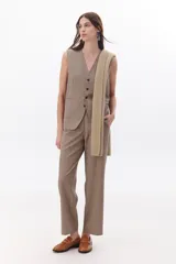 Chaleco marrón con botones, corte midi y escote en V.