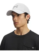 Gorra Under Armour ajustable, color gris claro, con logo bordado en gris. Confeccionada con tecnología UA Storm que repele la lluvia.