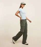 Blusa básica de manga corta, cuello redondo y textura sutil, confeccionada en viscosa con elastano. El bajo de la prenda es ondulado.