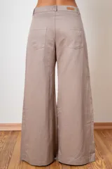 Pantalon de corte wide leg en color bordó, con cintura alta, cierre frontal con botón y bolsillos laterales.