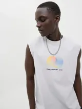 Musculosa blanca de algodón con cuello redondo y estampado de dos círculos entrelazados con líneas horizontales en tonos naranja, celeste y azul.