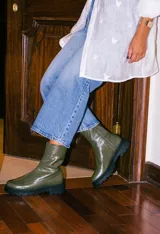 Borcegos de cuero negro con caña media, cierre lateral interno y suela track de goma con plataforma de 4,5 cm.