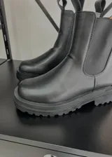 Botas cortas negras de cuero vegano con suela track.