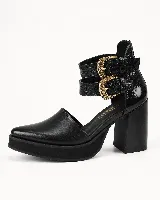 Zapatos de tacón alto Valdez modelo Paula, color negro. Combinan napa, charol y textura tipo croco, con plataforma delantera, taco ancho y doble tira en el tobillo con hebillas metálicas ornamentadas en tono dorado viejo.