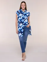Túnica de gasa negra con estampado floral en tonos azules y blancos, cuello camisero, manga corta y cierre frontal de botones.