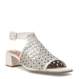 Sandalias de cuero color blanco con diseño calado láser en la parte superior, taco block bajo y pulsera con hebilla ajustable al tobillo. Presentan punta cuadrada.