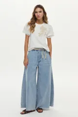 Blusa azul marino de algodón, con mangas abullonadas cortas de tela plana y gran bordado de rosa en tono crudo en el pecho.