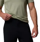 Pantalón cargo de corte recto y diseño funcional, confeccionado en tejido técnico resistente a la humedad y manchas. Cuenta con múltiples bolsillos laterales con cierre a presión, bolsillos traseros y presilla utilitaria en la cintura.